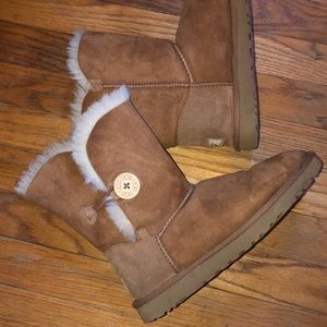 UGG BAILEY BUTTON BOOT - Chestnut / Size 7